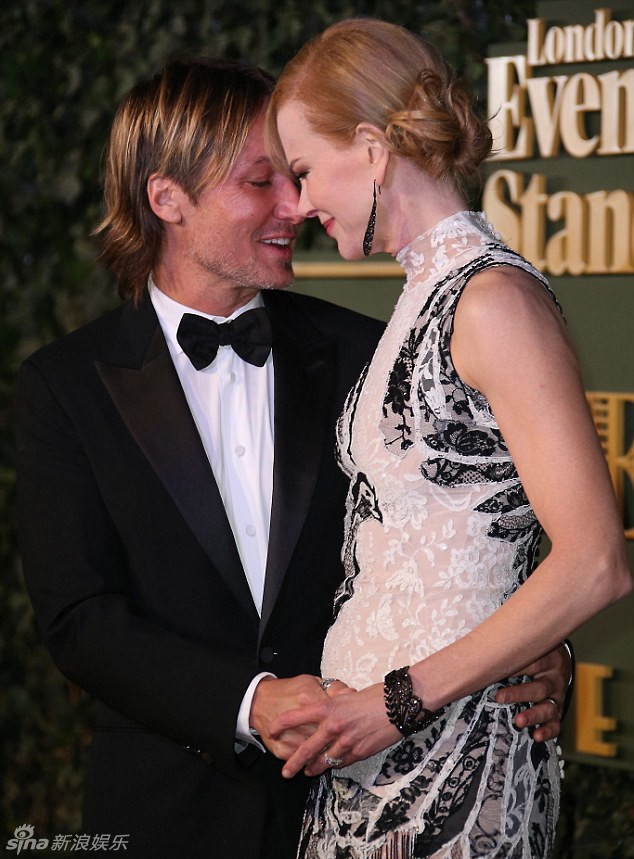 妮可-基德曼(nicole kidman)穿透视裙亮相,与老公大秀恩爱