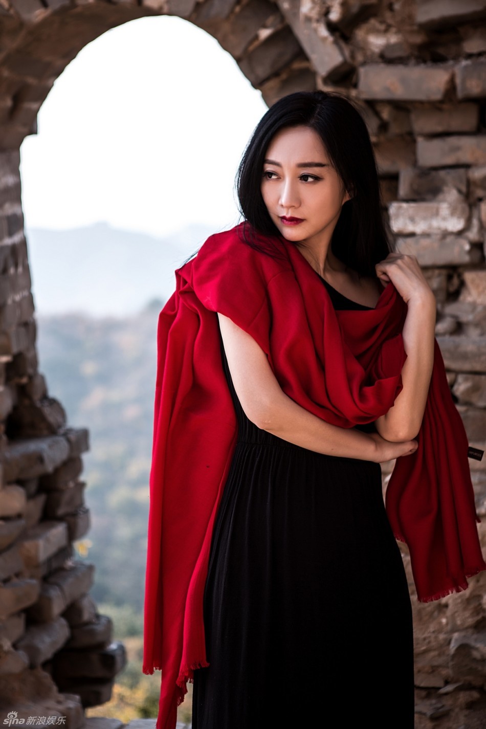 组图:原子霏登长城拍写真 红披肩抢镜气场足_高清图集_新浪网