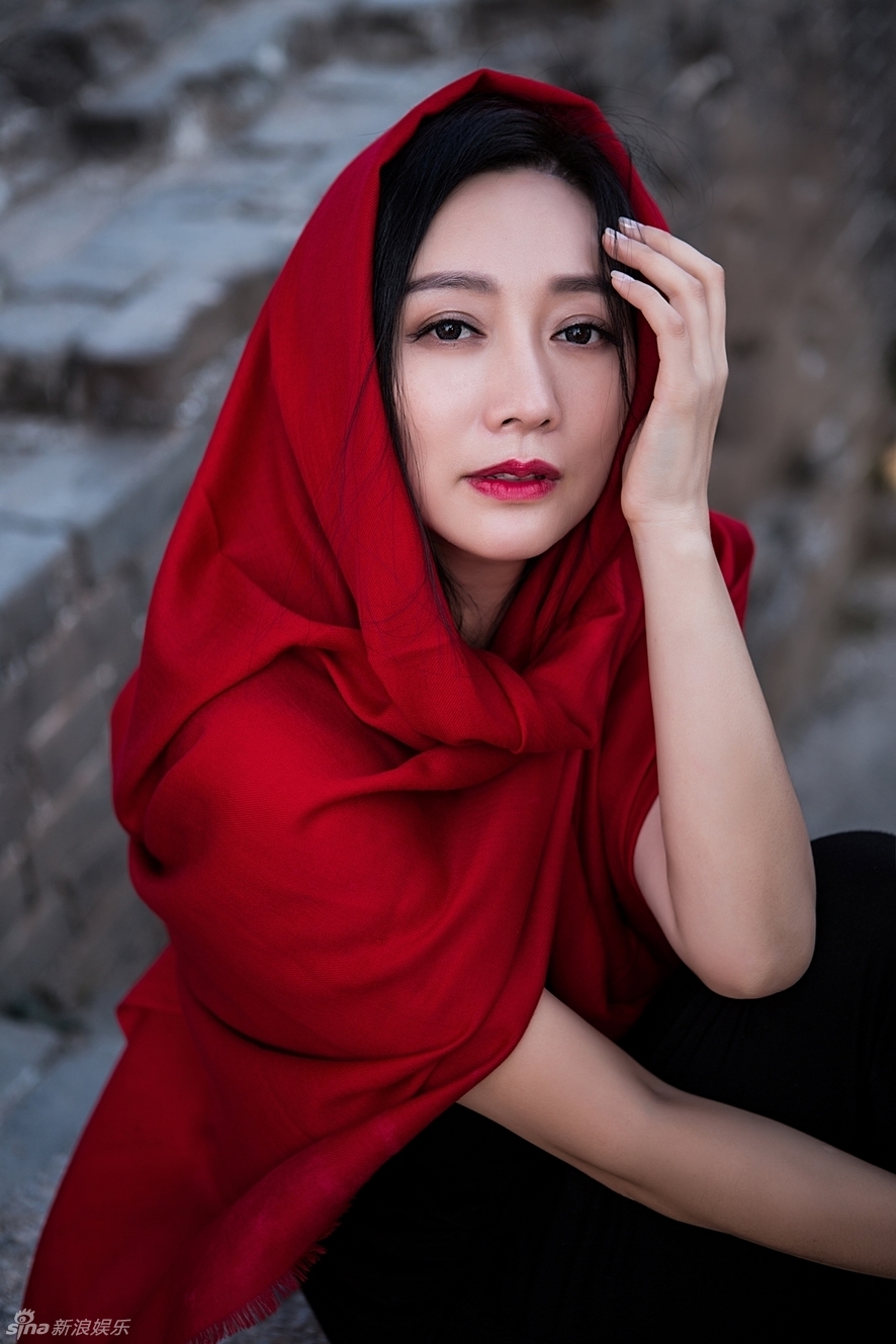 组图:原子霏登长城拍写真 红披肩抢镜气场足_高清图集_新浪网