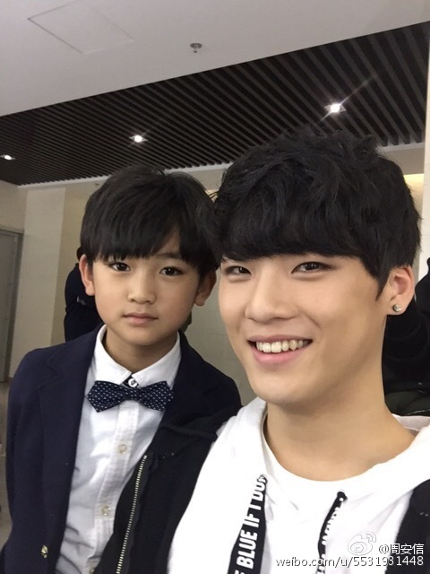 《我要上春晚》中,萌娃周安信晋级,在微博上传自拍和合影,抱着萌猴