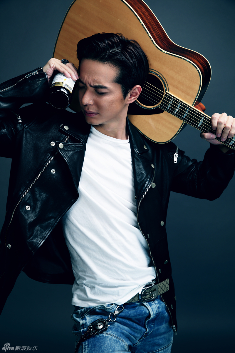 新浪娱乐讯 11月22日,"刘智扬首唱会"现场首度曝光了一组刘智扬吉他