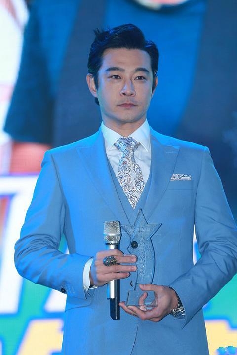 组图:黄维德亮相璀璨群星秀 获最受关注男演员