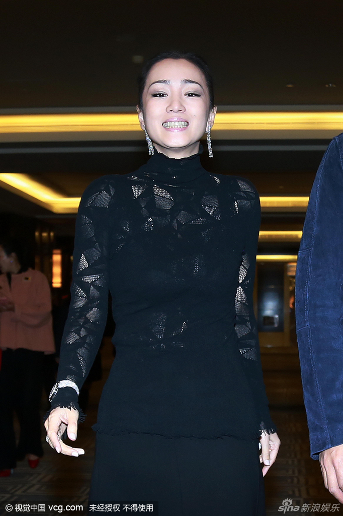 巩俐透视黑纱裙妩媚露齿大笑