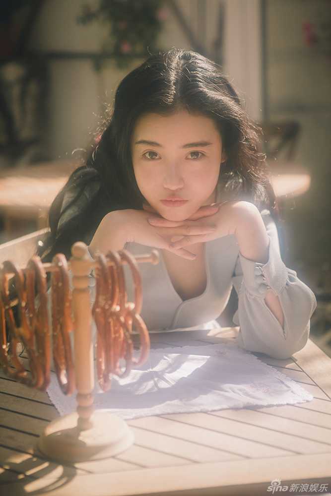 组图:张辛苑曝布拉格写真 演绎浓厚复古情怀_高清图集_新浪网