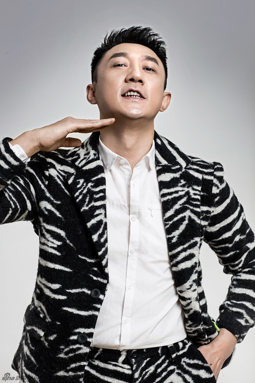 组图:王新曝搞怪写真 秒变表情包达人