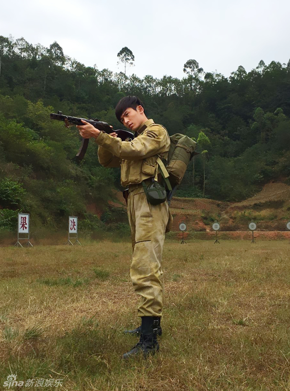 组图: 张哲瀚新剧曝照 变神枪手上演制服诱惑_高清图集_新浪网