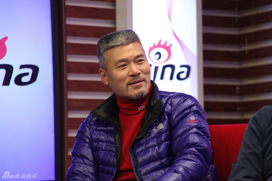 新浪娱乐讯 电视剧《大秧歌》正在热播,近日,编剧兼导演郭靖宇与主演