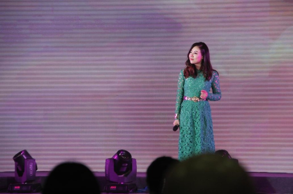 组图:花僮绿色长裙现身活动演唱《为爱追寻》_高清图集_新浪网