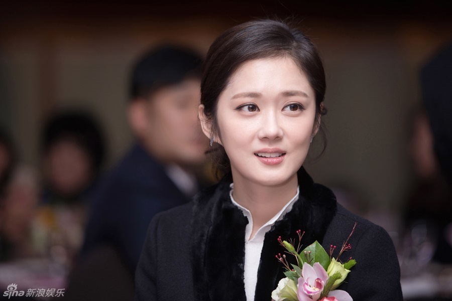 组图:张娜拉获公益表彰 34岁皮肤仍细腻白嫩