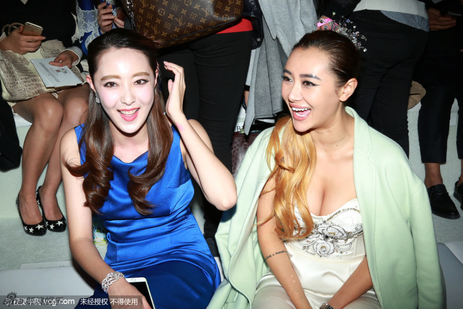 新浪娱乐讯 近日,爱戴低胸装露豪乳性感现身,与友人热聊大笑.