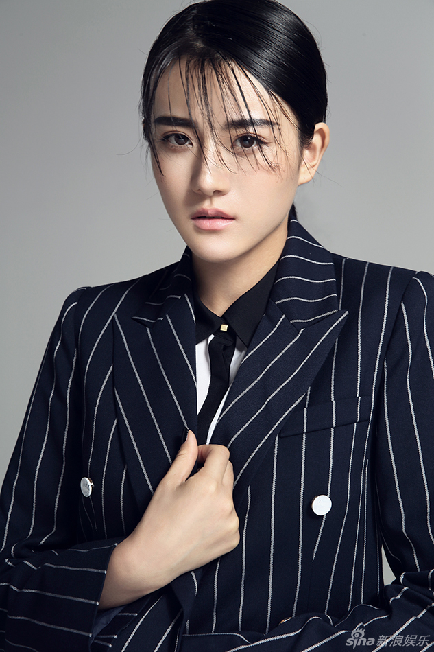 牟星帅酷西装出镜