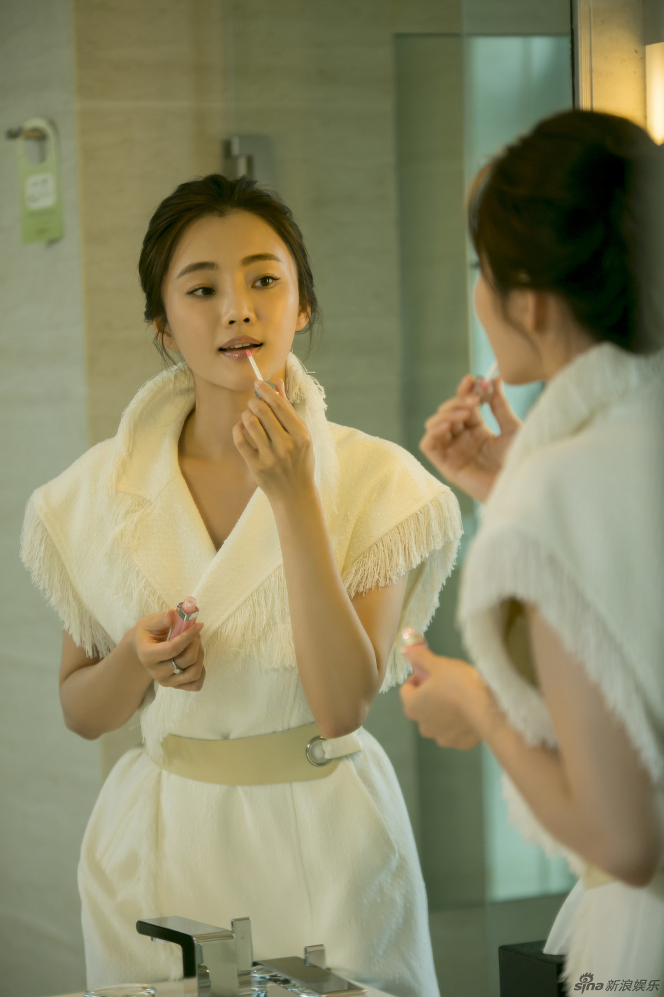 刘芊含杂志大片 别样纯白气质清新可人