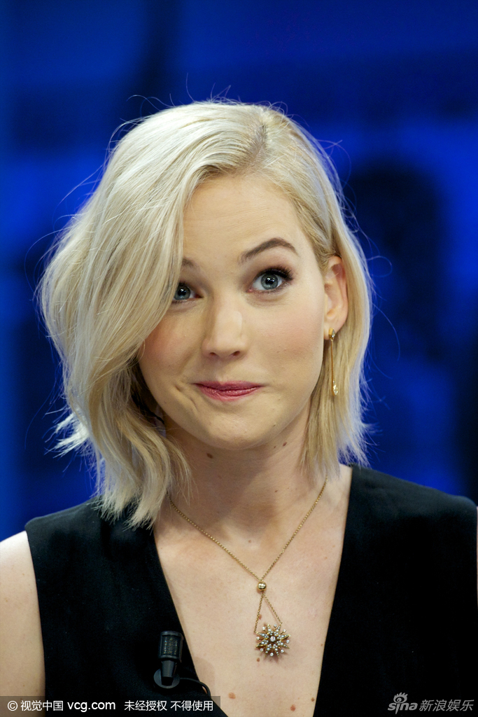 组图:大表姐劳伦斯低胸录节目 上演跪地求饶_高清图集_新浪网