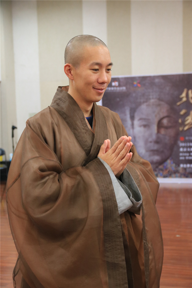 光讲服装,每个演员上身起码三件,小和尚的白衣看起清纯简单,却也是两