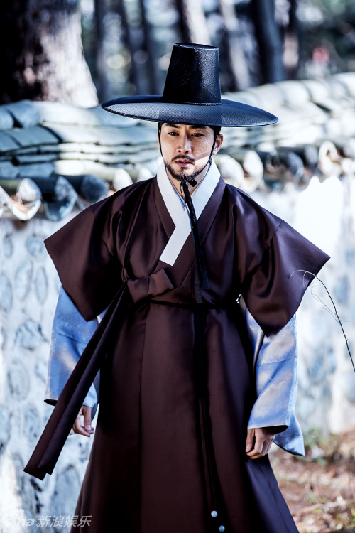 李英爱新剧开拍短发温柔 宋承宪古装蓄须稳重