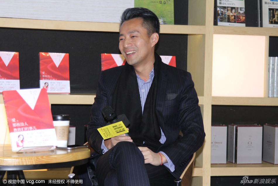 汪小菲现身为好友捧场 提娇妻大s露甜笑