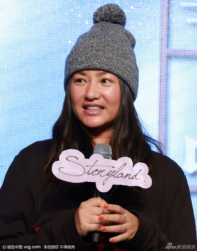 瞿颖穿宽松卫衣现身活动