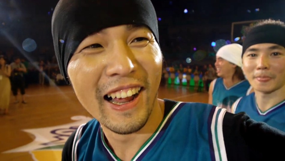 12月1日,有网友曝光了一组周杰伦球场的大头照,杰伦戴着头巾,满嘴胡茬