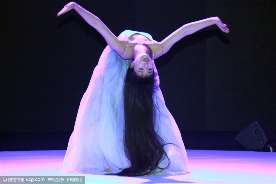 16岁小彩旗美艳献舞_新浪图片