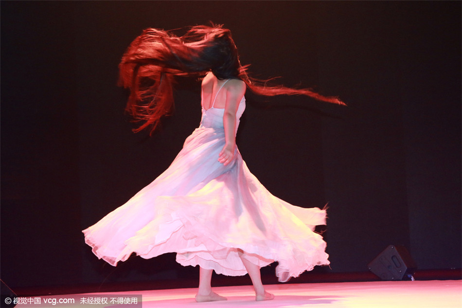 小彩旗盛装出席活动时一袭红色长裙身材丰润,已经16岁的她出落的亭亭