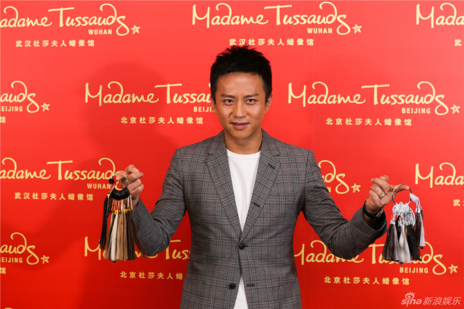 邓超与蜡像道具亲密接触