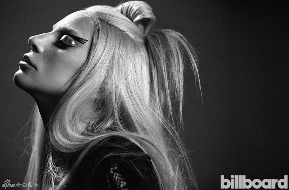 ladygaga真空上阵 酥胸微露性感美翻