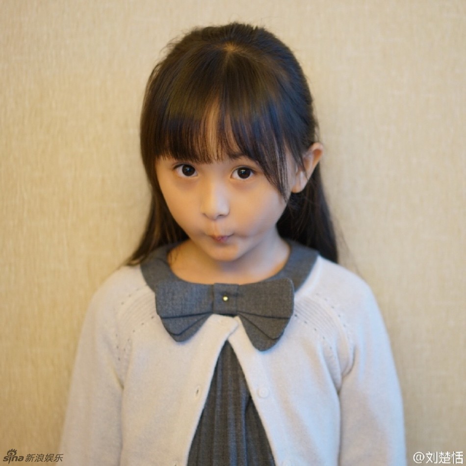 "刘楚恬在微博晒出一组六连拍,每张表情略有不同,但都十分萌趣可爱,她