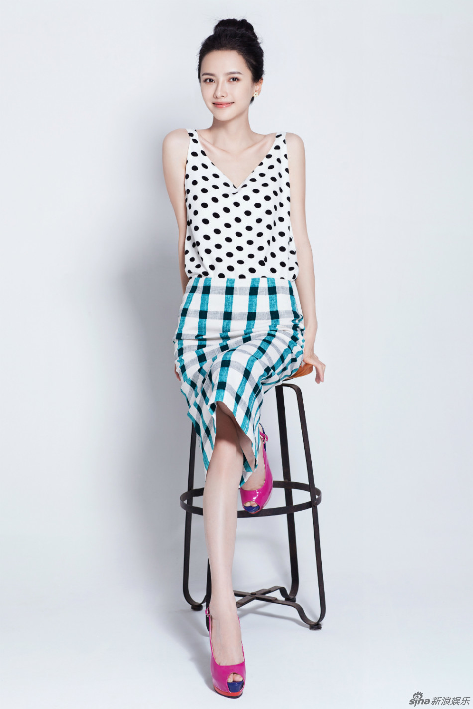 组图:张芷溪最新写真曝光 复古波点娇俏可人_高清图集_新浪网