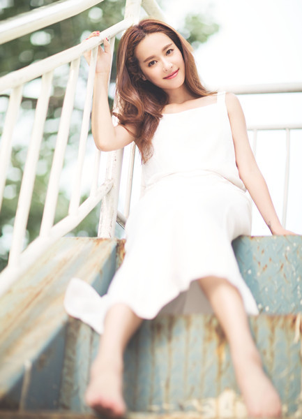 新浪娱乐讯 近日,吴佳尼曝光了一组全新写真.