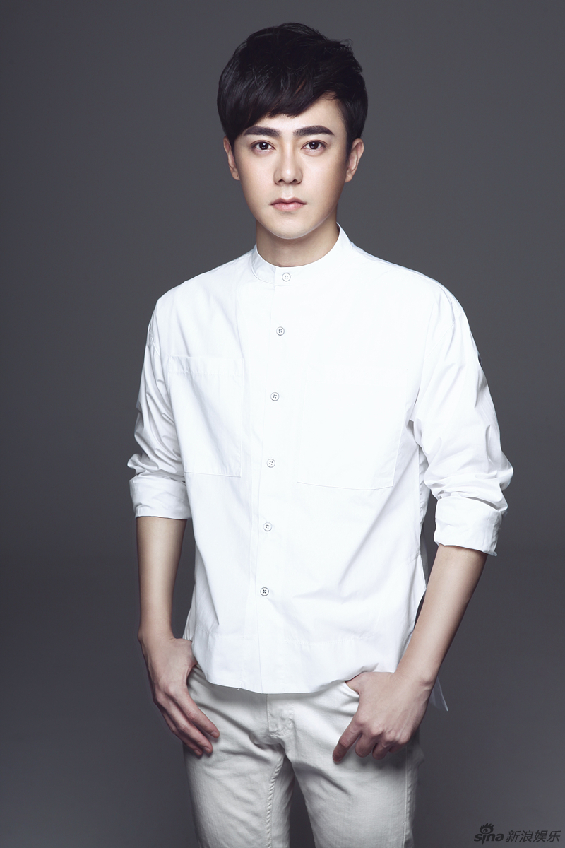 剧《秦时明月》中"白凤"扮演者人气小生曲哲明曝光了一组白衬衣写真