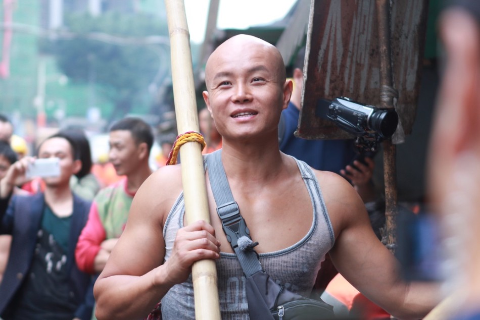 这一期节目乐嘉与沙溢来到重庆,脱去上衣露出肌肉的乐嘉,引来无数尖叫