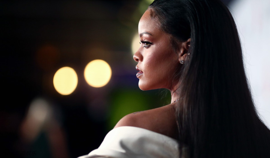 12月10日,著名歌手蕾哈娜出席了在barker hanger举办的2015 diamond