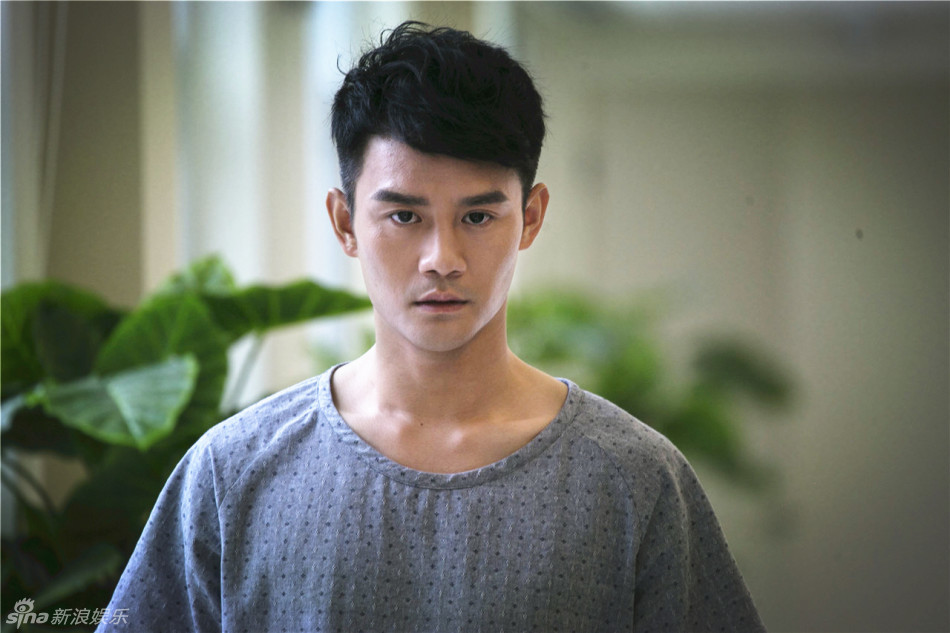 新浪娱乐讯 《他来了请闭眼》正在东方卫视热播中,饰演刑警李熏然的