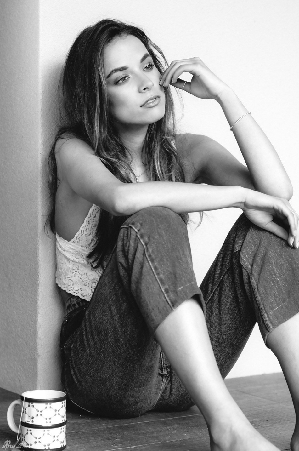 澳大利亚环球小姐黑白大片裸身出镜