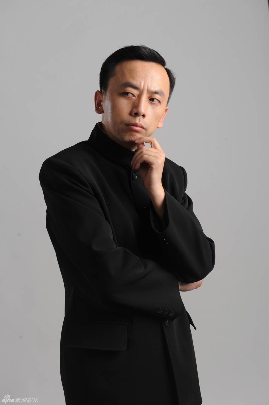 新浪娱乐讯 近日,实力演员宋庆拍摄的一组黑色中山装写真新鲜出炉