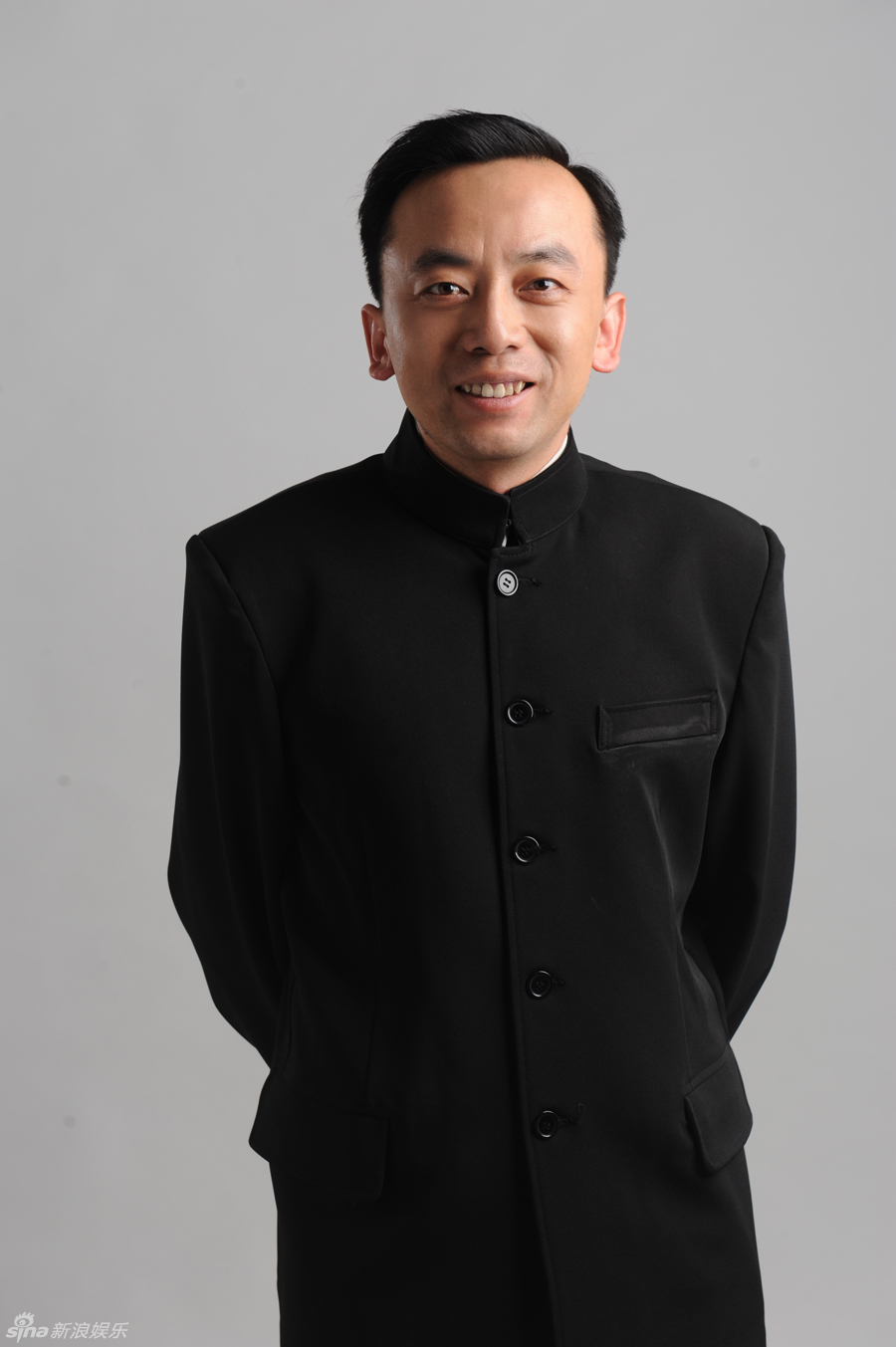 新浪娱乐讯 近日,实力演员宋庆拍摄的一组黑色中山装写真新鲜出炉