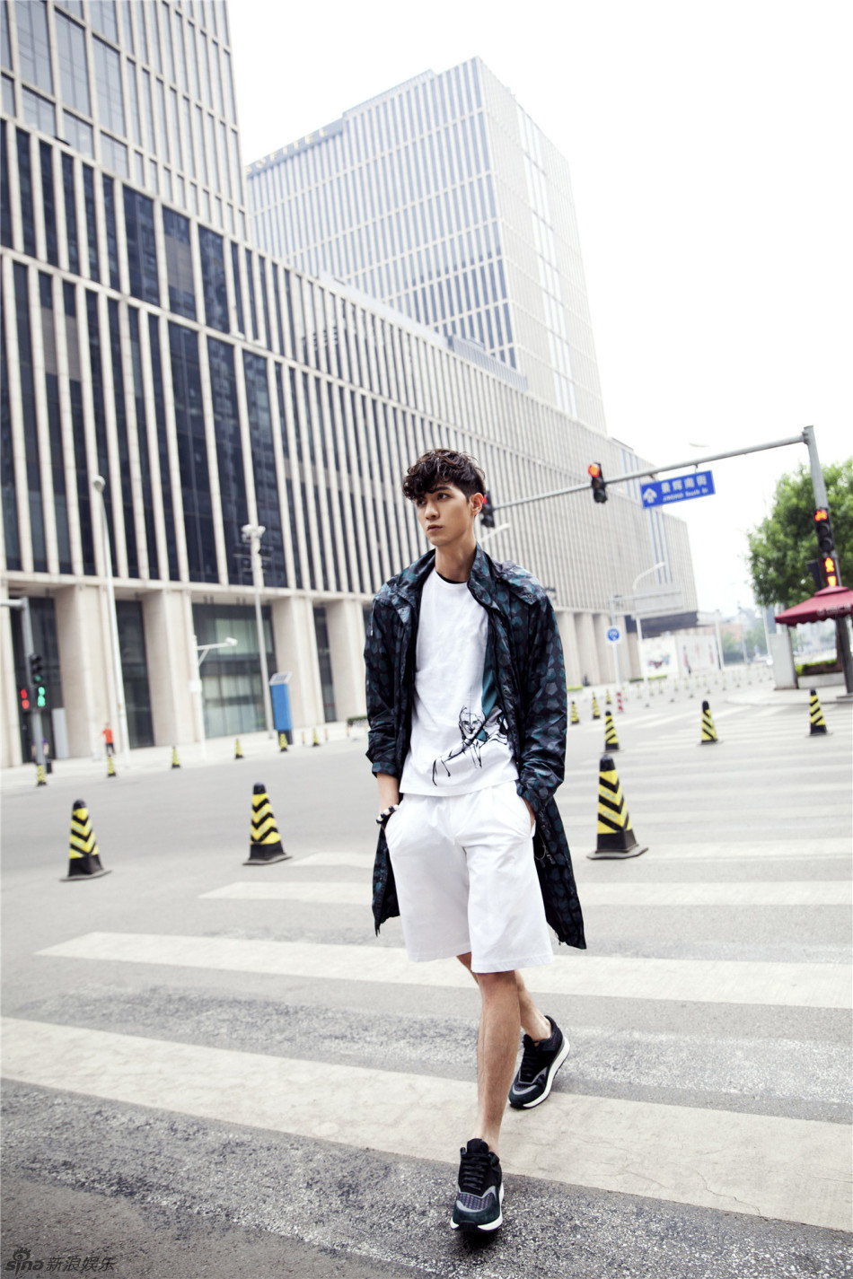 组图:任言恺清霾大片曝光 完美身材清爽自在_高清图集_新浪网