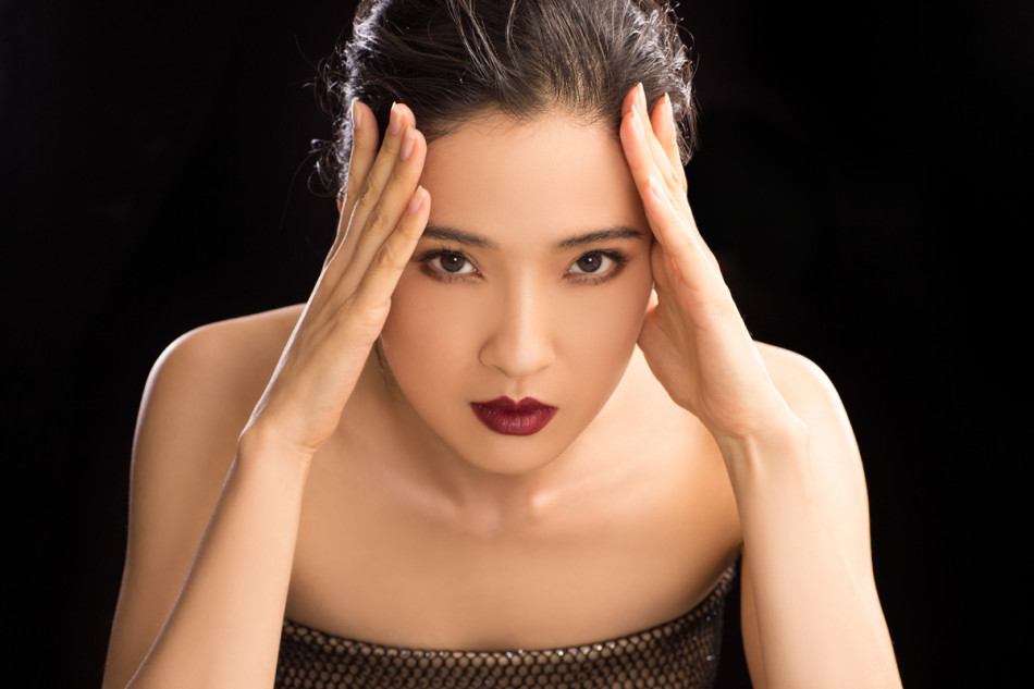 冷艳红唇搭配优雅气质,风情万种,完美诠释了都市感和女人味的魅力结合