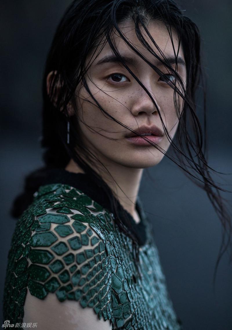 新浪娱乐讯 近日,超模奚梦瑶为《vogue》拍摄的一组时尚大片,一改维秘