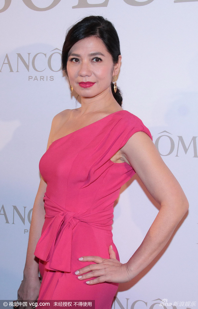 钟楚红穿粉裙娇艳