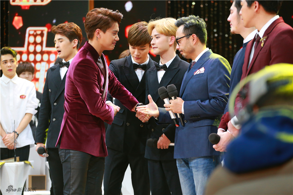 组图:小五金恩圣泪别《天天》 感恩观众行跪礼