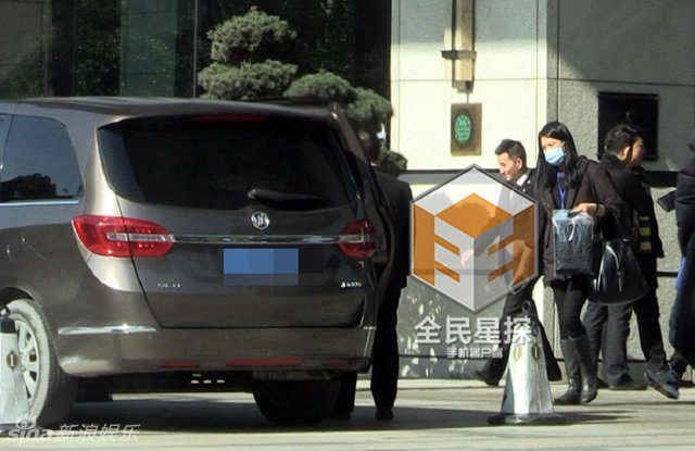 组图:钟汉良现身上海 疑似妻子同行做助理_高清图集_新浪网