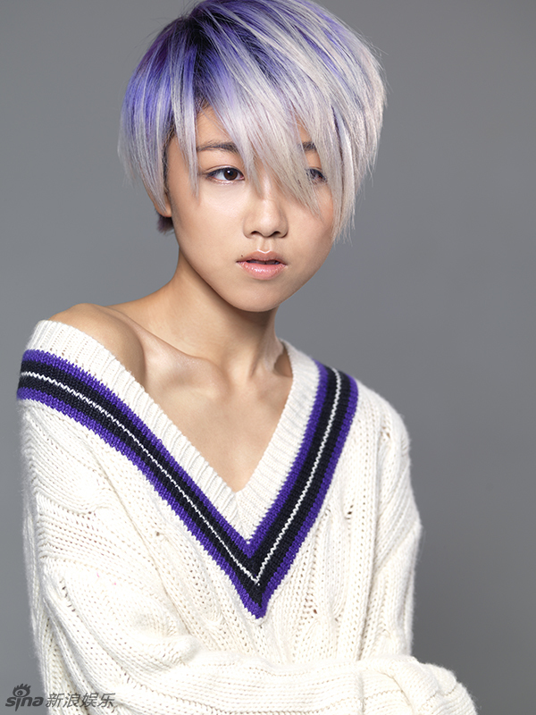 新浪娱乐讯 近日,颜卓灵曝光一组紫发写真,其个性的紫白色短发酷感