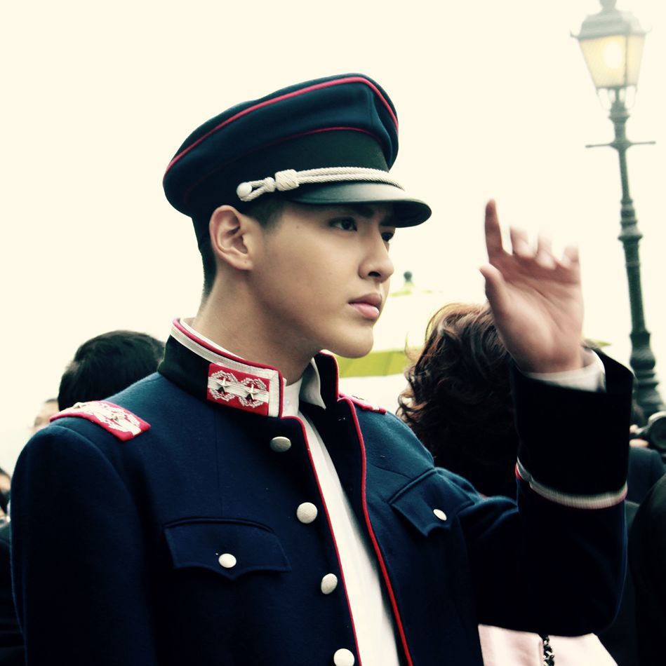 吴亦凡军装出巡遭调侃整条街都是你的