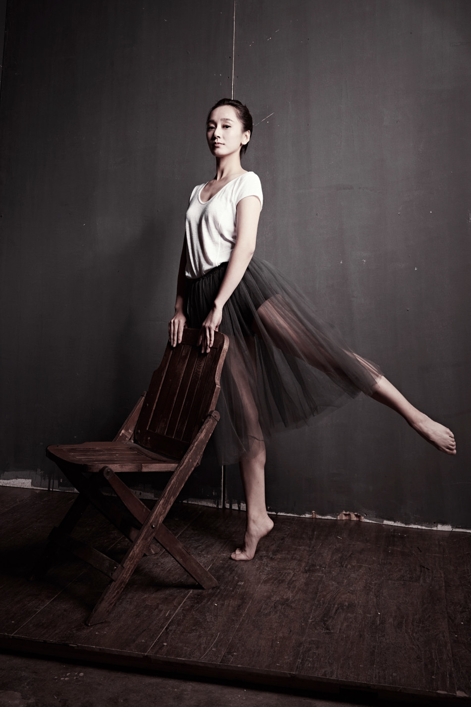 新浪娱乐讯 近日,暖女董晴曝光了一组圣诞写真,片中,董晴化身芭蕾舞伶