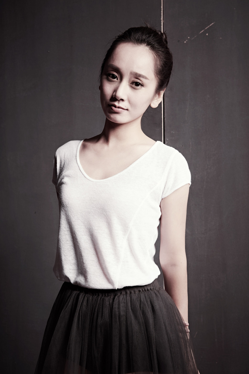 新浪娱乐讯 近日,暖女董晴曝光了一组圣诞写真,片中,董晴化身芭蕾舞伶