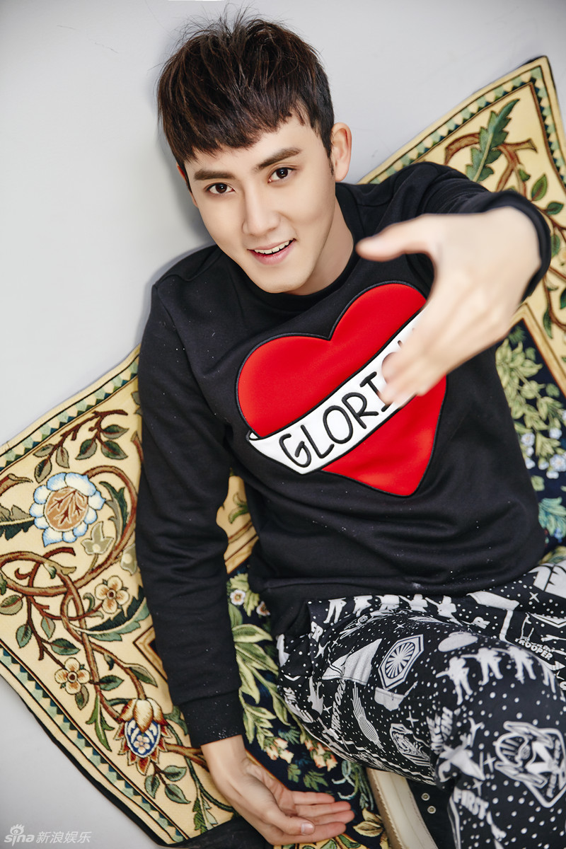 组图:张睿曝圣诞主题写真 简约清新添暖意_高清图集_新浪网