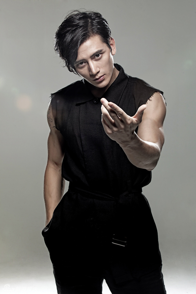 组图:孙祖君曝功夫写真 眼神坚毅透硬汉气息_高清图集_新浪网
