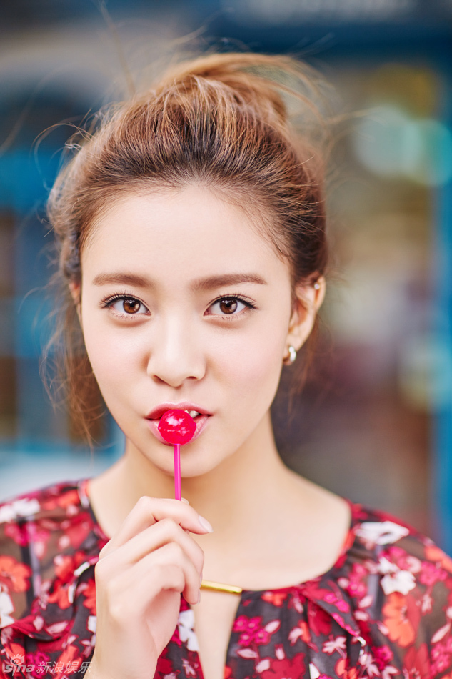 身着花系短裙的宋妍霏五官清秀,笑容甜美.