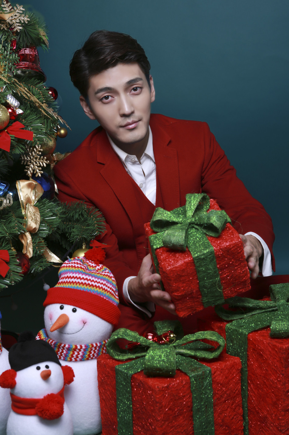 新浪娱乐讯 近日,隋咏良曝光一组时尚大片,红绿搭配让圣诞氛围呼之欲